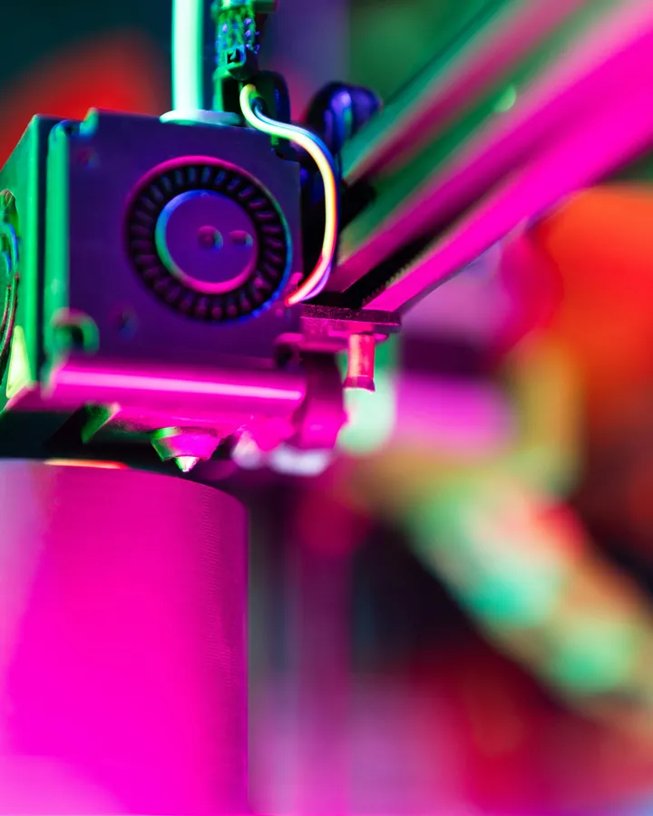 Boquilla de una impresora 3D imprimiendo una pieza a color