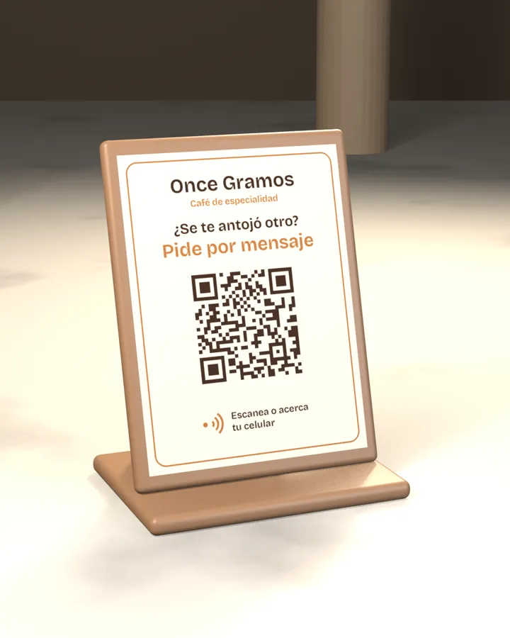 Exhibidor color café de una cafetería con QR y NFC sobre un mostrador de mármol