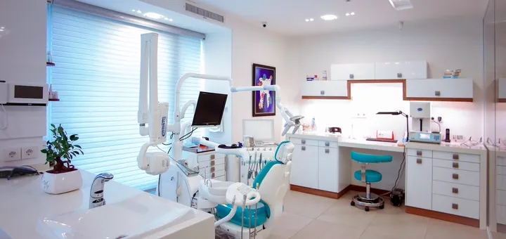 Consultorio dental con el equipo listo